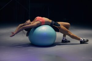 Trening cardio dla osób z problemami stawów: Bezpieczne alternatywy